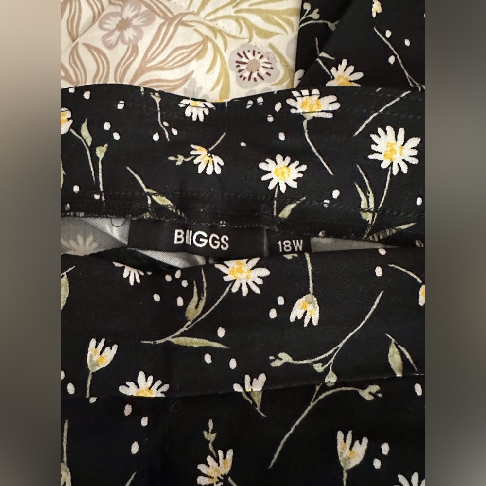 Briggs Pull on Crop Black w/ Daisies Pants Size 18W - Picture 3 of 5